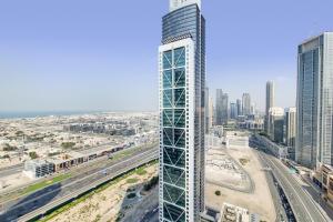 uma vista de um edifício alto em uma cidade em Primestay - Paramount Midtown 1BR in Business Bay em Dubai
