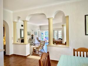 un soggiorno con colonne e una sala da pranzo di Casa da Aldeia a Bensafrim
