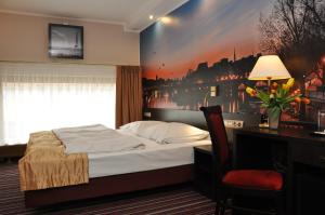 Un pat sau paturi într-o cameră la Hotel Atrium