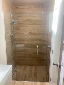 La salle de bains est pourvue d'une douche avec une porte en verre. dans l'établissement Ruby Bay Loft Apartment, à Nelson