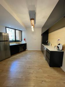 eine große Küche mit schwarzen und weißen Arbeitsflächen und Geräten in der Unterkunft Amazing vacation flat in Netanya