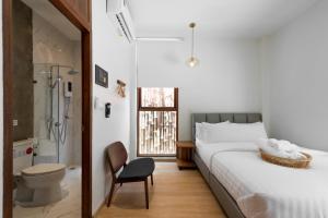1 dormitorio con cama, ducha y silla en U chaikhong, en Chiang Khan