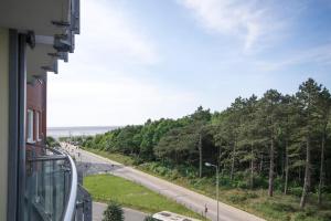 - une vue sur une route depuis un bâtiment dans l'établissement Strandhaus-Nordseebrandung-Fewo-C1-4, à Cuxhaven