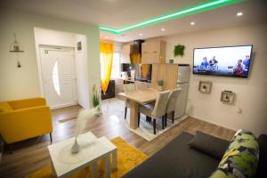 Apartmani Remete في زغرب: غرفة معيشة مع أريكة وغرفة طعام