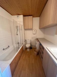 łazienka z wanną, toaletą i umywalką w obiekcie Studio 4 à 5 personnes - Les balcons de Sirius RISOUL w mieście Risoul