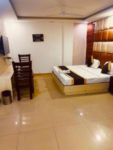 1 dormitorio con 1 cama y 1 silla en Hotel Cozy Cave Delhi Aiport, en Nueva Delhi