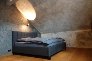 sypialnia z łóżkiem w pokoju w obiekcie Appartement der Extraklasse mit Whirlpool w mieście Roding
