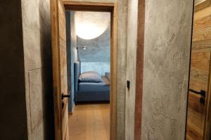 korytarz z drzwiami prowadzącymi do sypialni w obiekcie Appartement der Extraklasse mit Whirlpool w mieście Roding