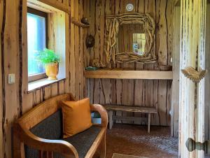 ein Zimmer mit einem Spiegel und einer Bank in einem Zimmer in der Unterkunft Abula puhkemaja 1 in Abula