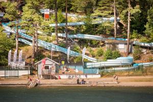 einen Wasserpark mit Rutsche und Spielplatz in der Unterkunft First Camp Nickstabadet-Nynäshamn in Nynäshamn