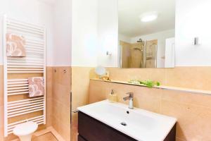 uma casa de banho com um lavatório, um WC e um espelho. em Strandallee 200 - App. 309 em Timmendorfer Strand