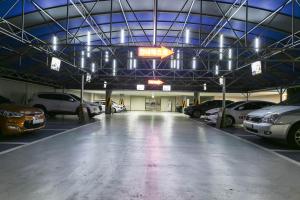 duży garaż z samochodami zaparkowanymi w nim w obiekcie GwangJu Gwangsangu Hanam HoundHotel w mieście Gwangju
