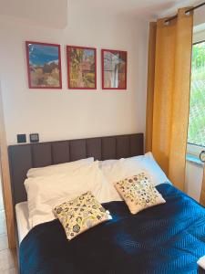 - une chambre avec un lit et 2 oreillers dans l'établissement Skoczybruzda Apartamenty, à Chmielno