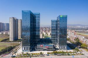 deux grands bâtiments en verre dans une grande ville dans l'établissement Holiday Inn Express Nanchang Riverside, an IHG Hotel, à Nanchang