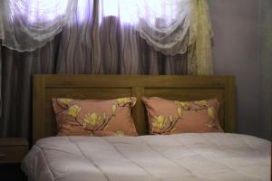 Postel nebo postele na pokoji v ubytování Poly's cozy home