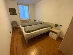 - une petite chambre avec 2 lits et une fenêtre dans l'établissement Juli Richi holidays, à Croviana