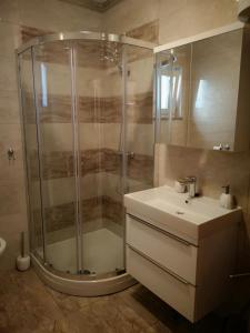 Kúpeľňa v ubytovaní Apartment in Lopar with sea view, terrace, washing machine 593-4