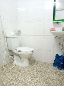 La salle de bains est pourvue de toilettes et d'un lavabo. dans l'établissement Khách Sạn Tú Anh, à Hà Tiên