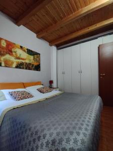 um quarto com 2 camas e um tecto de madeira em Apartment Trezza em Acitrezza