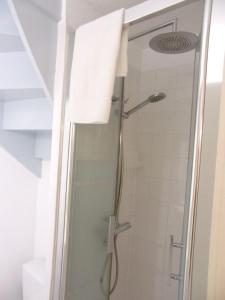 um chuveiro com uma porta de vidro na casa de banho em Duplex with loggia and view on the golf of Moliets em Moliets-et-Maa