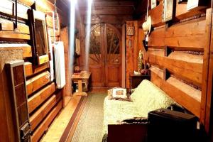 Habitación con puerta en una cabaña de madera en Stara chałupa, en Murzasichle