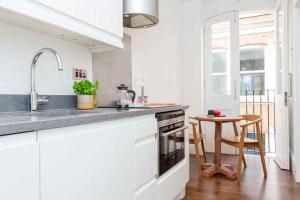 Una cocina o kitchenette en Clockwork London Flats 61 fotos más