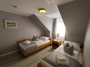 Postel nebo postele na pokoji v ubytování Hotel Zum Märchenwald + 37 fotografií