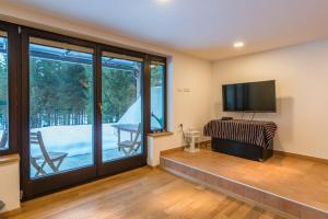 ボーヒニにあるVilla Fridaのリビングルーム(テレビ付)、ガラスのスライドドア