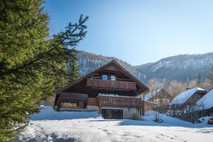 ボーヒニにあるVilla Fridaの雪の中のログキャビン(バルコニー付)