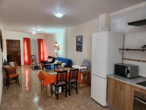 een keuken en een woonkamer met een tafel en een koelkast bij Apartamento Zona Rural in Güimar