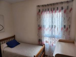 a bedroom with two beds and a curtain at Apartamento Zona Rural in Güimar