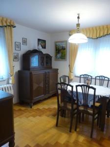 jadalnia ze stołem i krzesłami oraz jadalnią w obiekcie Ferienhaus auf dem Gries 17 w mieście Schmalkalden