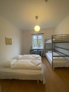 1 dormitorio con 2 literas y ventana en OnlySleep Femern en Holeby