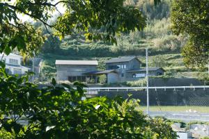 un groupe de maisons sur le côté d'une route dans l'établissement WORM, à Awaji