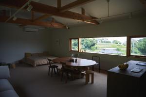 sala de estar con mesa y sofá en WORM en Awaji