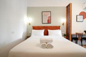 - une chambre avec un lit et des serviettes dans l'établissement Bruno 55 By Peraia, à Tel Aviv