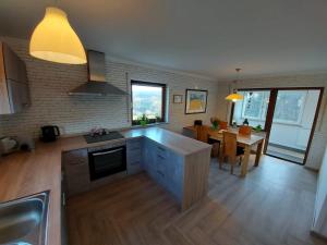 uma cozinha e sala de jantar com uma mesa de jantar e uma kitchenette em Ferienhaus Berghof Usch 
