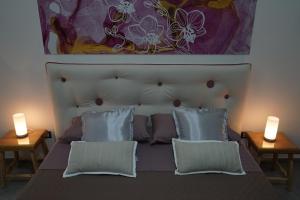 ein Schlafzimmer mit einem großen Bett mit zwei Lampen an Tischen in der Unterkunft Dear Mary B&B in San Cesario di Lecce