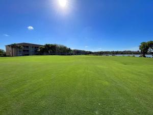 un gran campo verde con el sol en el cielo en Beautiful 2 bedroom condo w/ Golf Membership Included en Naples