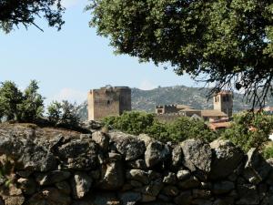 eine Steinmauer mit einem Schloss im Hintergrund in der Unterkunft Casa Rural El Gorgocil in Puente del Congosto