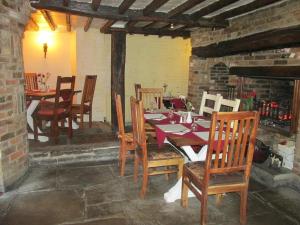 - une salle à manger avec une table et des chaises en bois dans l'établissement Red Lion Coaching Inn, à Epworth