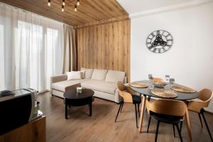 sala de estar con sofá, mesa y sillas en Apartmán Na vŕšku, en Dolný Kubín
