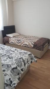 2 Betten in einem Zimmer mit Holzböden in der Unterkunft Rainfort turizm sanayi ve ticaret ltd şti in Denizli