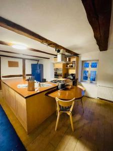 cocina con mesa de madera y encimera en Eine Etage im historischen Gästehaus bei Magdeburg, en Barleben