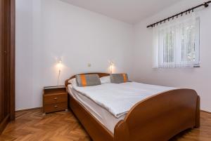 Säng eller sängar i ett rum på Apartments Crnekovic II Popa Dorcica