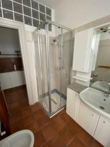 La salle de bains est pourvue d'une douche, d'un lavabo et de toilettes. dans l'établissement Casa Amata, à Lecco
