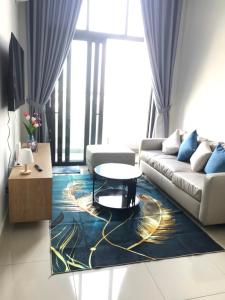 ein Wohnzimmer mit einem Sofa und einem Tisch in der Unterkunft Căn hộ Vip siêu rộng, siêu sang, giá tốt chung cư Celadon, ngay Aeon Tân Phú in Ho-Chi-Minh-Stadt