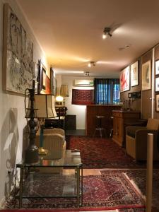 een woonkamer met een bank en een tafel bij Caravaggio Boutique Suites in Antwerpen