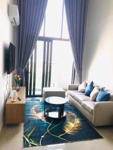 ein Wohnzimmer mit einem Sofa und einem Tisch in der Unterkunft Căn hộ Vip siêu rộng, siêu sang, giá tốt chung cư Celadon, ngay Aeon Tân Phú in Ho-Chi-Minh-Stadt