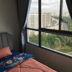 ein Schlafzimmer mit einem Bett und einem großen Fenster in der Unterkunft Căn hộ Vip siêu rộng, siêu sang, giá tốt chung cư Celadon, ngay Aeon Tân Phú in Ho-Chi-Minh-Stadt
